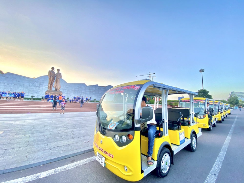 In the city center, visitors can easily find an electric shuttle station